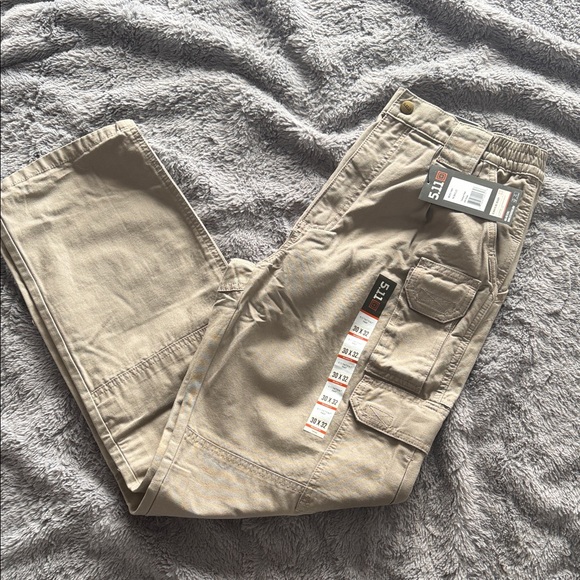 NWT 5.11 Tactical Men's sz 30 x 32 Khaki Cargo Relaxed Fit Pants - Picture 2 of 9